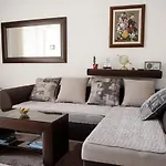 Cozy 2Br Apartment, 3 Min To The Old Town