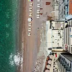Petra'S Beachfront Penthouse