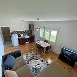 Entire 1-Bedroom Apartment With Free Parking