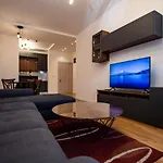 Follow The Sun - 4 Person Apartment