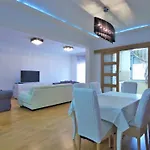 M&L Lux 3-Bedroom Apartment