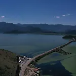 Lake House Buric