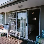 Parrot Peek Inn