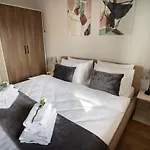 Lina - Pg, Riverside Apartment