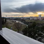 Lina - Pg, Riverside Apartment