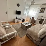 One Bedroom Apartment In Great Location
