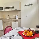 Sutomarina Apartments