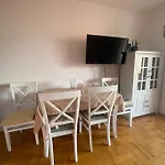 One-Bedroom Apartment, 5 Min From Old Town
