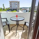 Reis Apartments