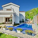 Sunny Villa In Kavac