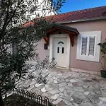 Holiday Home Vuksanovic With Private Parking