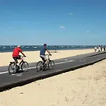 Arcachon : T2 Moderne A 2 Pas De La Plage Avec Balcon, Wifi, Parking Et Tv Cinema - Fr-1-420-71