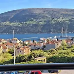 Villa Sea-N-Sun, 7 Bedrooms & Pool, Nearby Portonovi Marina.