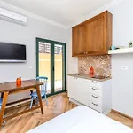El Mar Apartments
