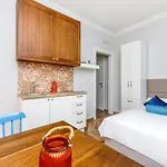 El Mar Apartments