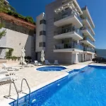 Top-Hill Stunning View 2 Bdr Apt With Swimming Pool