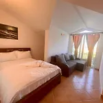 Christopher'S Apartments