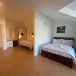 Christopher'S Apartments