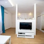 Newly Refurnished Apartment With Large Garden