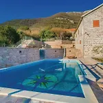 Beautiful Home In Tivat With Wifi
