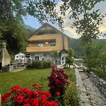 Riverside Guesthouse & Sauna