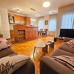 Luka'S Blok 9 Apartment