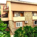 El Mar Apartments