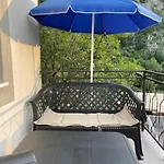 Idylle In Der Natur Mit Burgblick