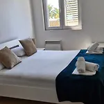 Chic Apartment In The City Center By The Sea