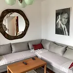 Lovely And Peaceful Vintage Apartment Near Beach
