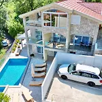 Villa Maki