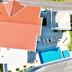 Villa Maki