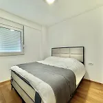 One Bedroom Apartment 777