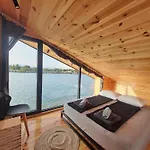Modernes Holzhaus, Cabin, Auf Dem Fluss, Wenige Meter Zum Meer