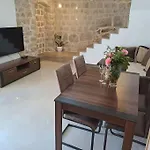 Stara Kamena Kuca Lustica