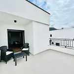 Luxury Lana Apartments