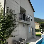 Private Luxurious House With Pool For 15 People