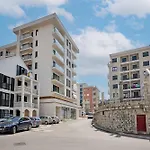 Terra Modern Designer Apartment Just 4 Minutes From The Beach