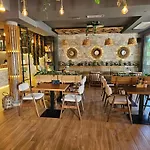 Lacasa Apartments & Restaurant