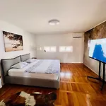 City Center Square Deluxe Nest