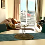 Spacious Two Bedroom Apartment With Free Parking