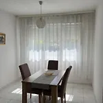 One Bedroom Apartment In Great Location