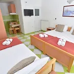 Studio Fuer 3 Personen Ca 30 M In Tivat, Bucht Von Kotor