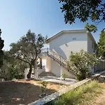 Dolores Apartments