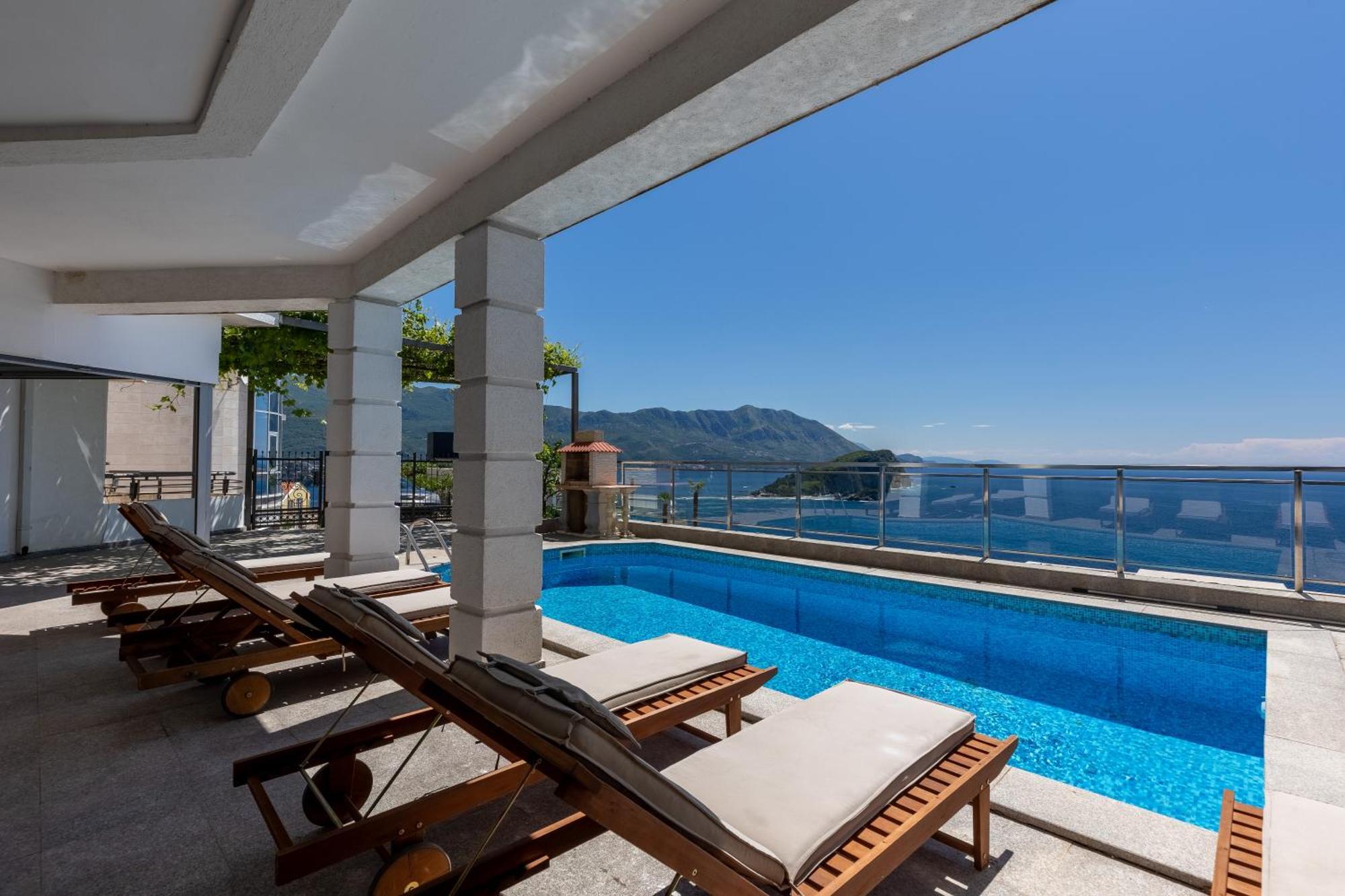 Villa Three-story With A Superb View And A Private Swimming Pool Budva