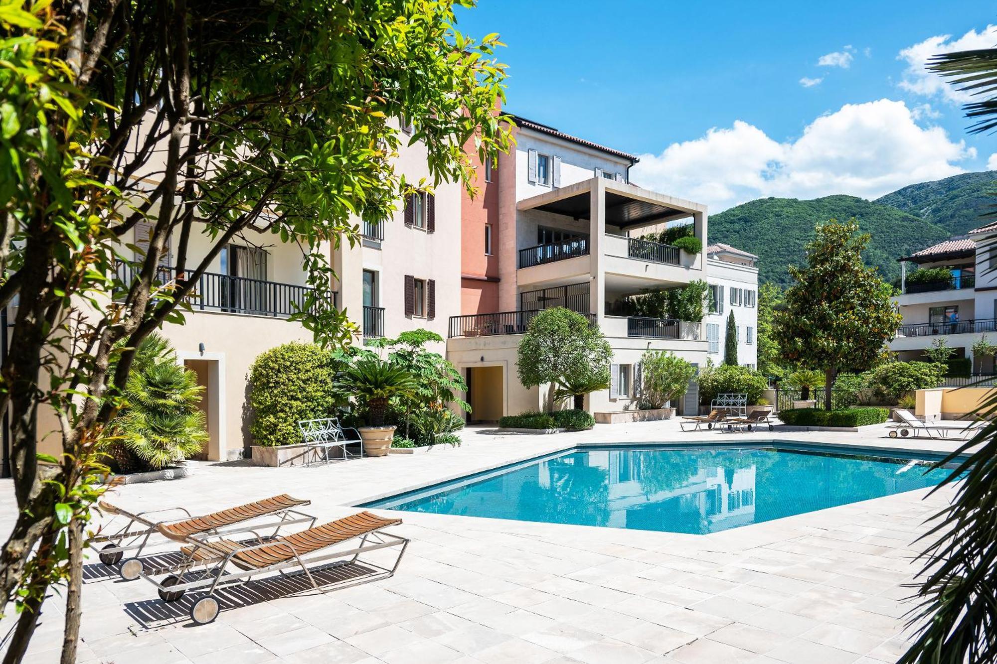 2 Bedrooms Teuta With Exit To A Pool 아파트 티바트