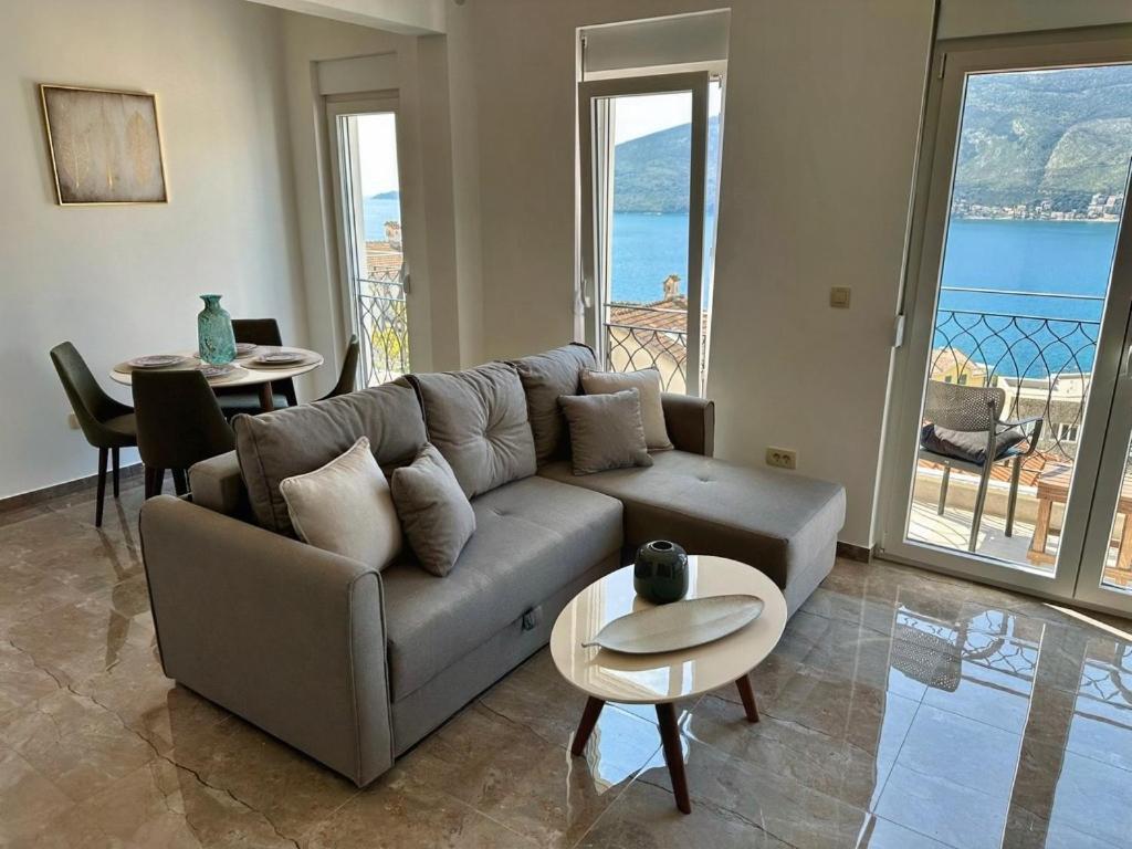 Casa M- 1-bedroom Penthouse Seaview - Brand New * Herceg Novi